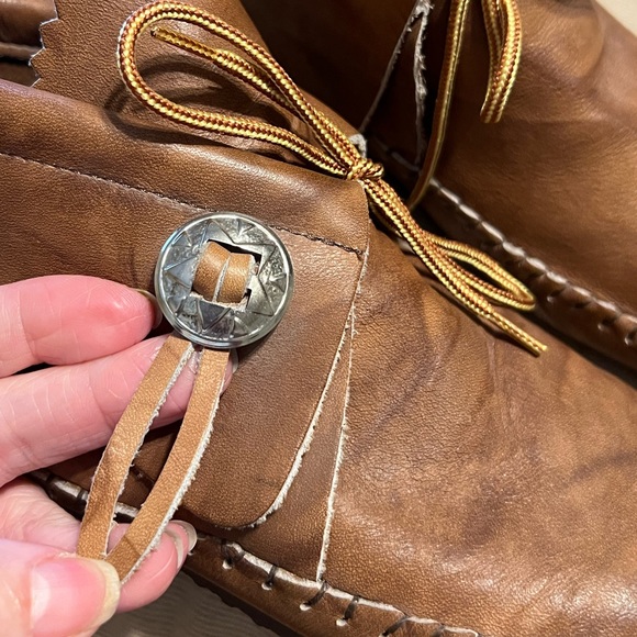 SOLD!! 8.5 TAOS Comfort Leather Mocs Shoes Southwestern Concha Tribal - Picture 11 of 13